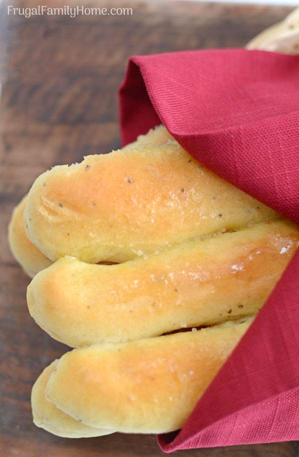 Homemade Soft Breadstick Recipe, just like Olive Garden. With this easy recipe, you can make homemade garlic breadsticks at home anytime. Come watch the step by step video.