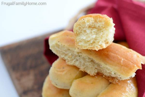 Homemade Garlic Breadstick Recipe, just like Olive Garden. With this easy recipe, you can make homemade garlic breadsticks at home anytime. Come watch the step by step video.