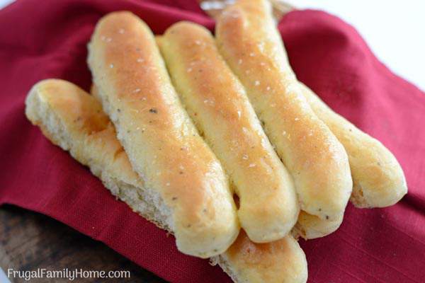 Homemade Garlic Breadstick Recipe, just like Olive Garden. With this easy recipe, you can make homemade garlic breadsticks at home anytime. Come watch the step by step video.