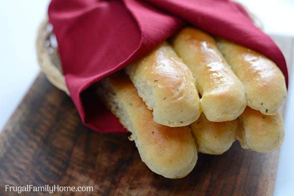 Homemade Garlic Breadstick Recipe, just like Olive Garden. With this easy recipe, you can make homemade garlic breadsticks at home anytime. Come watch the step by step video.