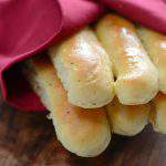 Homemade Garlic Breadstick Recipe, just like Olive Garden. With this easy recipe, you can make homemade garlic breadsticks at home anytime. Come watch the step by step video.