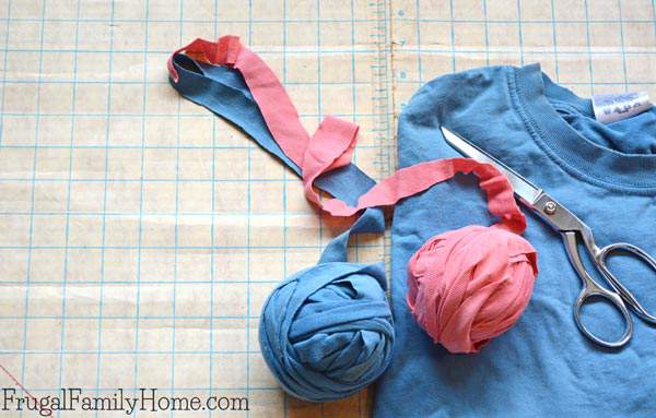 Got a few old t-shirt hanging around? Transform them into yarn you can use in crochet and knitting projects. It's easy to do, just follow the instructions in this tutorial. In just a few minutes you can upcycle those worn out t-shirts into a useable ball of yarn.