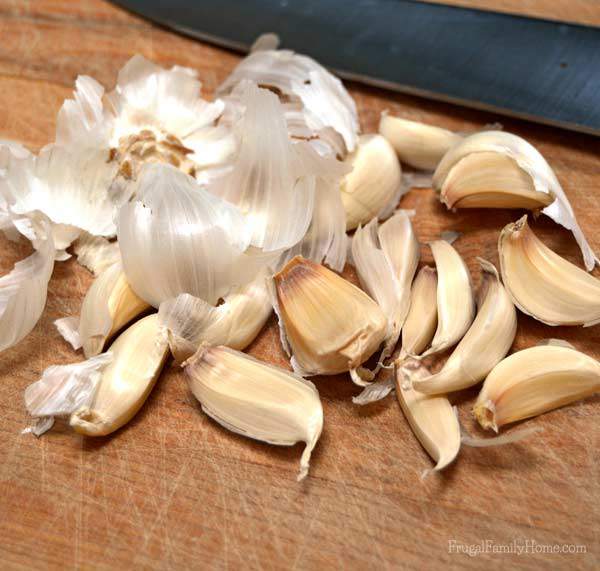 How to quickly and easily peel a head of garlic | Frugal Family Home