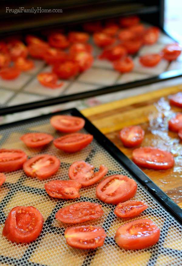 Make sure to slice the tomatoes evenly so they dry well | Frugal Family Home