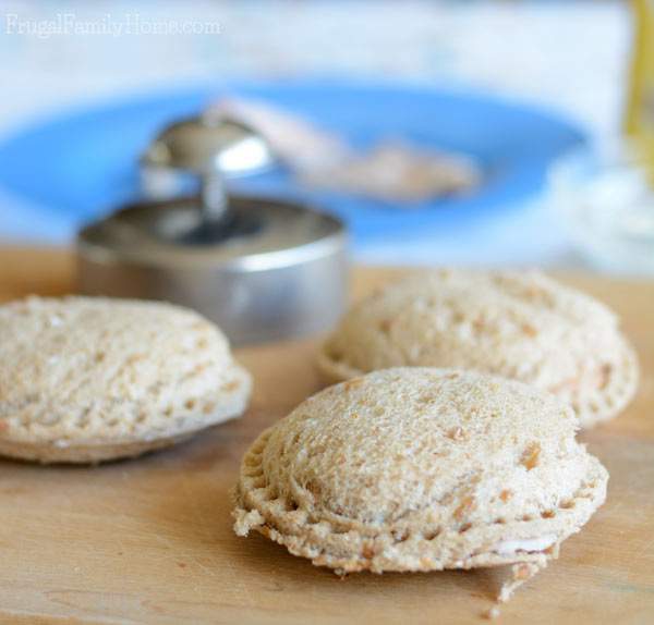 https://frugalfamilyhome.com/wp-content/uploads/2014/10/Homemade-Uncrustables.jpg