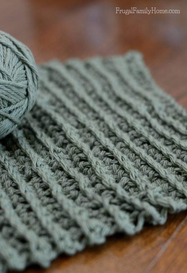 I love the texture of this easy to make ridged dishcloth pattern. 