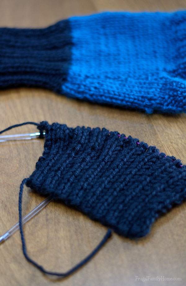 Fingerless glove pattern that is easy to knit quickly. 
