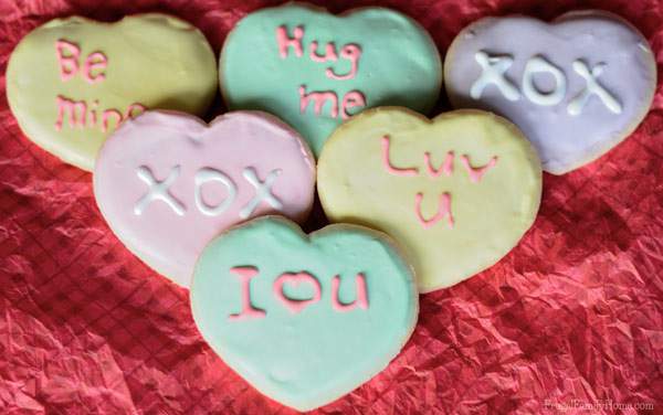 Need a super cute Valentine's day gift that won't break the bank? Make these cute frosted sugar cookies for that special someone.