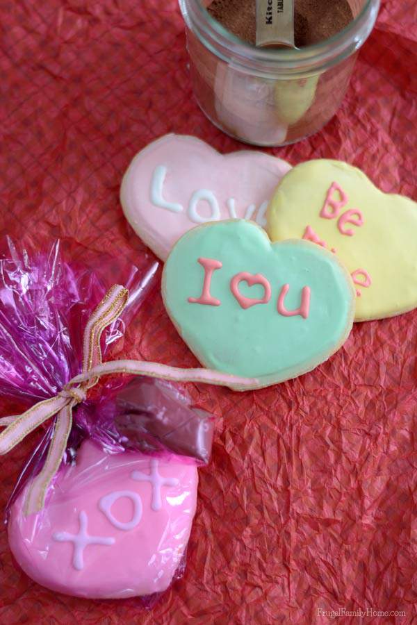 Need an easy and inexpensive gift idea for Valentine's Day? Try this cocoa and cookie gifts. I've included free printable tags too.