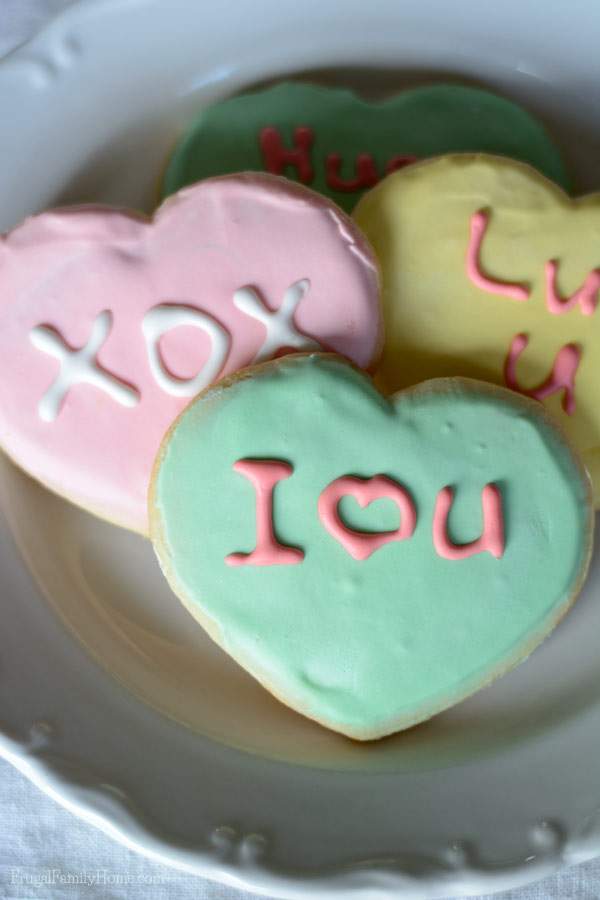 Need a super cute Valentine's day gift that won't break the bank? Make these cute frosted sugar cookies for that special someone.