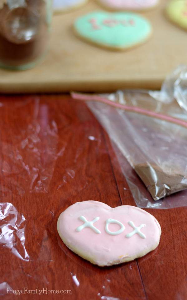 Need an easy and inexpensive gift idea for Valentine's Day? Try this cocoa and cookie gifts. I've included free printable tags too.