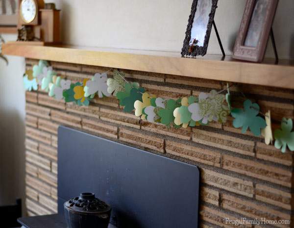 This is an easy kids project for St. Patrick's Day. Make your own Shamrock Garland with the free template you can download.