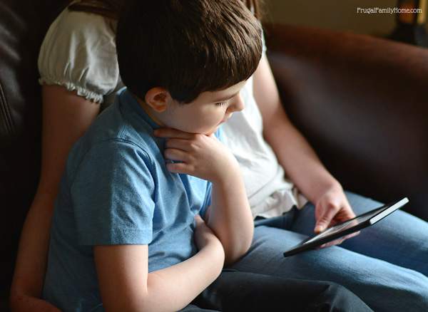 Kids-enjoying-books