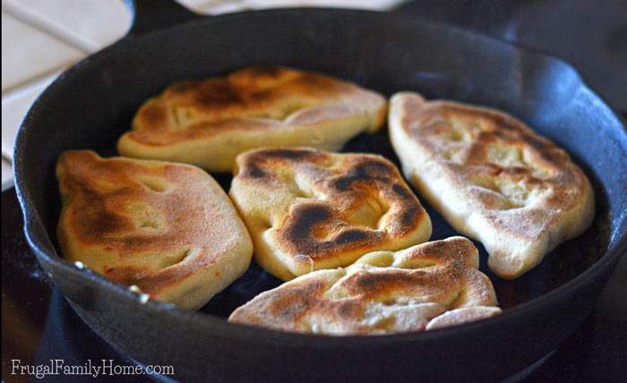 When the weather gets warm, I love to make summer recipes that don’t heat up the kitchen. If you want to keep your kitchen cool and still have pizza pockets, try this skillet pizza pockets recipe. It’s easy to make and they turn out nice melty in the middle and a little crisp on the outside, just a diy perfect pizza pocket. 