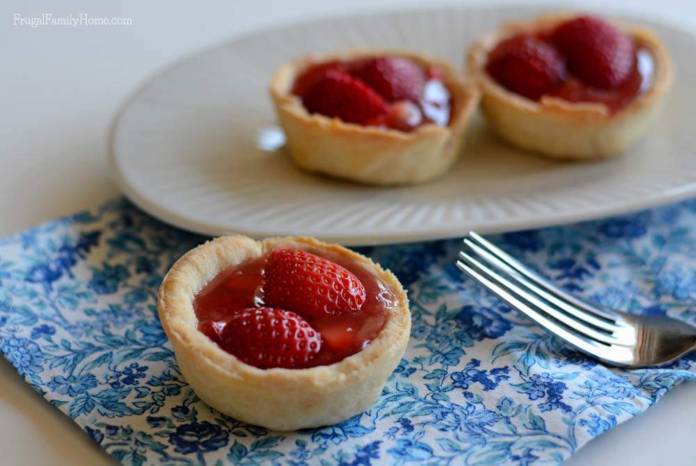 If you love summer desserts, you need to make this easy strawberry pie recipe. I made this strawberry pie recipe in the mini version so they are easy to eat, no fork needed. You might even be surprise to find that this easy recipe is dairy free too.