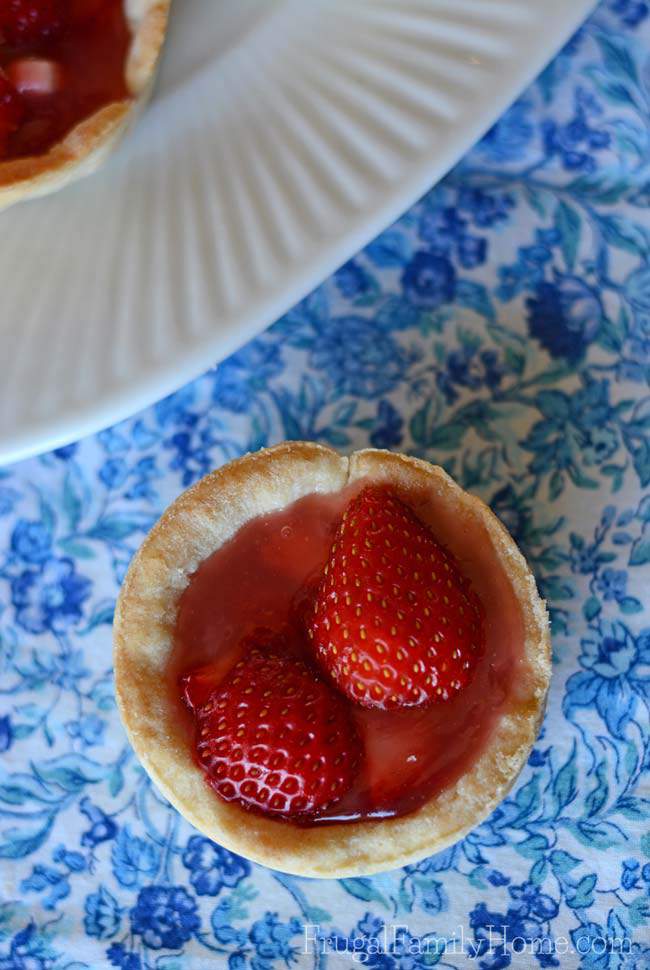 If you love summer desserts, you need to make this easy strawberry pie recipe. I made this strawberry pie recipe in the mini version so they are easy to eat, no fork needed. You might even be surprise to find that this easy recipe is dairy free too.