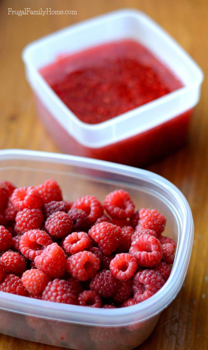 Want to bottle up that great flavor of summer raspberries? I’ve got an easy raspberry freezer jam recipe. Even if you’ve never made jam before with this video tutorial, I’ll show you just how easy it is. It’s not just for toast either. This raspberry freezer jam recipe can be used as a filling for cakes and even on top of ice cream. It’s especially good on top of homemade ice cream. Yum!