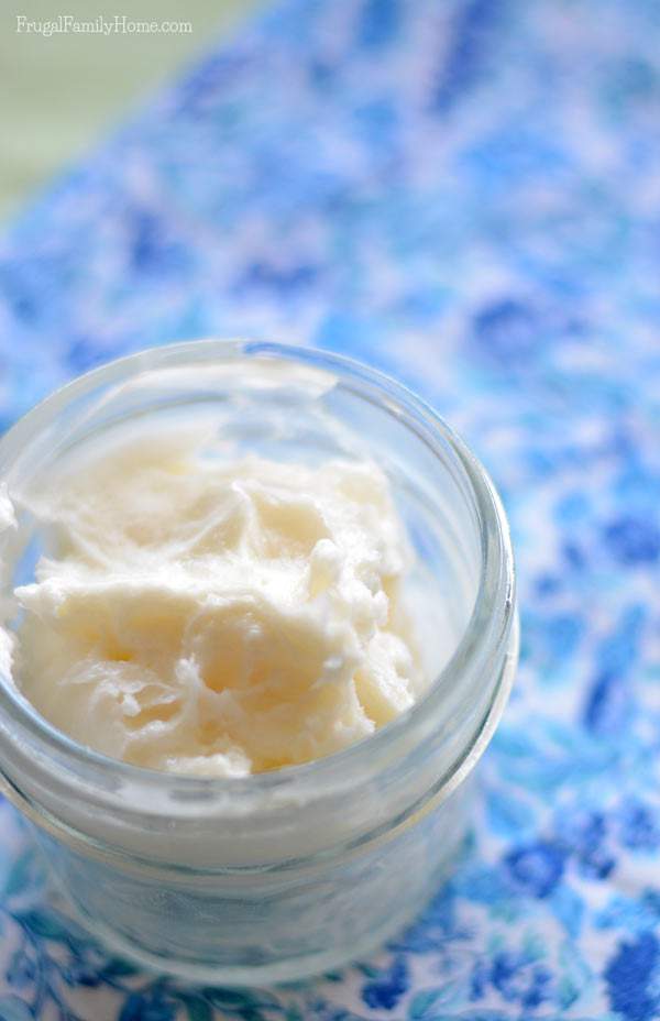 Here’s a great DIY recipe to combat that dry summer skin. This whipped body butter recipe is so easy to make. It only takes 2 ingredients, well three if you add scent and about 10 minutes to make. You don’t have to melt and then refrigerate this recipe for whipped body butter. It makes a great gift to give too. 