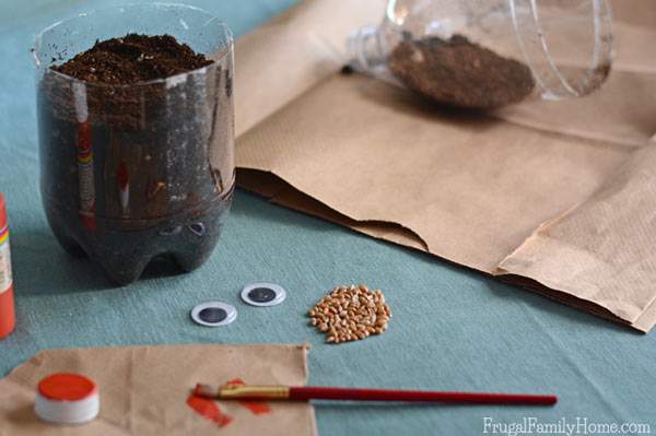 Keep the summer boredom away with this fun diy kids craft. This is an easy DIY chia pet that you can make with things you probably already have on hand. Plus you don’t have to use chia seeds. We used wheat grass instead and it turned out so cute. 