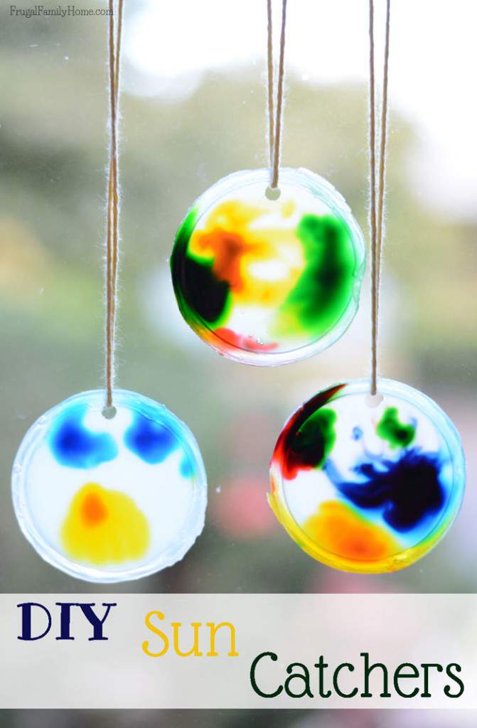 Looking for an easy to do summer fun project for the kids. These sun catchers for kids are a fun project that can be done inside or outside. If you have food coloring, glue and a container lid you have everything needed to make them.