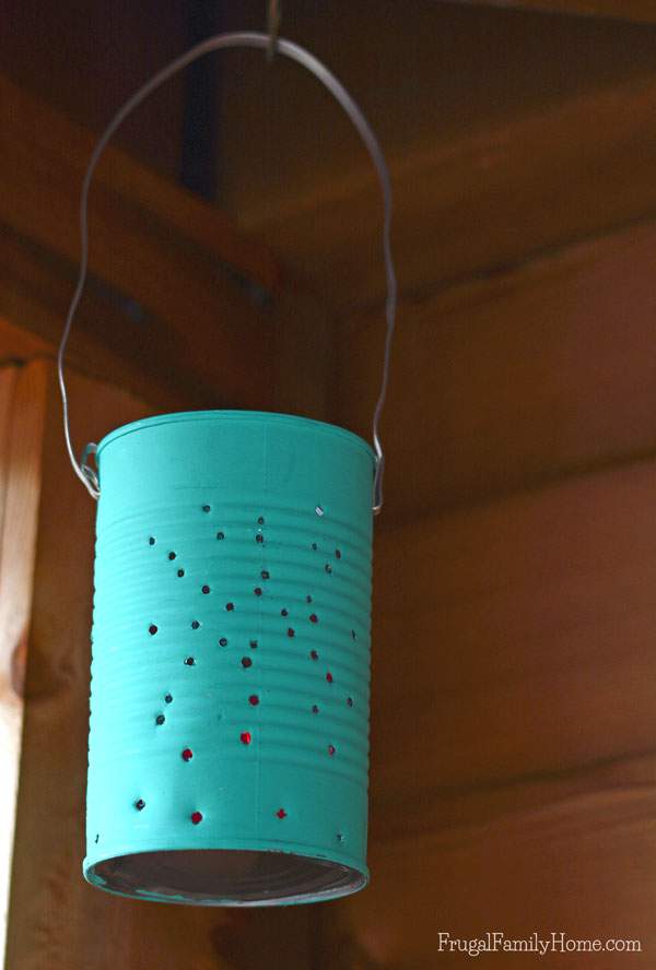 With summer coming to an end soon, the night is coming on faster in the evening. Light up the last of these summer nights with these easy to make diy tin can lanterns. No only would they be great to light up the summer evenings but these tin can lanterns would also be great for decorating with in the fall. 