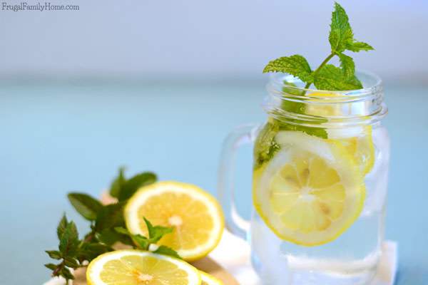 This summer drink recipe has fast become one of my favorites and I think it will become one of your favorites too. This lemon mint water recipe is super simple to make but oh so refreshing. Just two, well three ingredients if you count the water, 30 minutes and you have a refreshing summer drink.