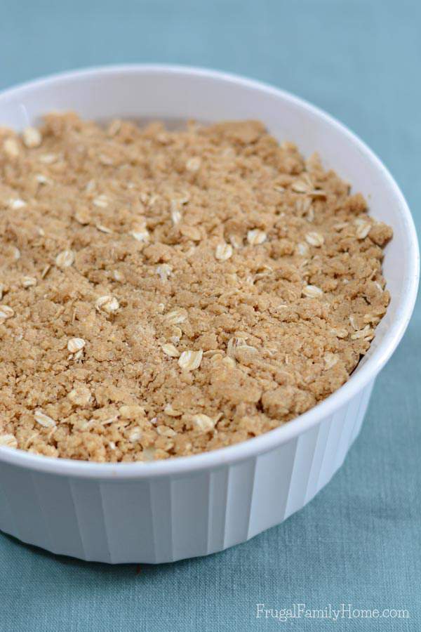 I love to get back to baking in the fall and with fall comes fresh crisp apples perfect for apple recipes. This apple recipe is one my family has made for years. It’s a perfect balance of apples and crunchy topping. It’s also an easy apple crisp recipe, taking only a 6 ingredients to make. It’s a great recipe to kids to help make. 