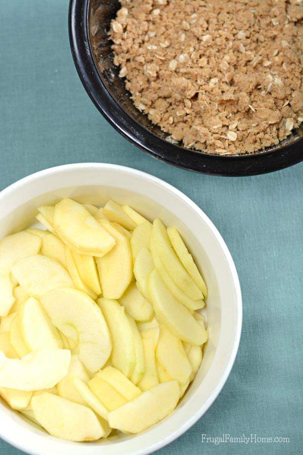 I love to get back to baking in the fall and with fall comes fresh crisp apples perfect for apple recipes. This apple recipe is one my family has made for years. It’s a perfect balance of apples and crunchy topping. It’s also an easy apple crisp recipe, taking only a 6 ingredients to make. It’s a great recipes to kids to help make. 