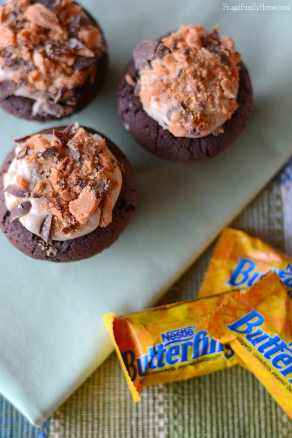 #ad Need a way to use up the leftover Halloween candy? These brownie bites are a perfect way to transform the candy into a delicious hand-held dessert everyone will love. Great for packing in lunches or for taking to a party. Everyone will love these delicious sweet treats. #ReinventSweet