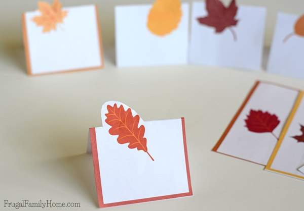 Dress up your holiday table with these cute leaf place cards and table rings. Get the free printable and make a set of your own to dress up your Thanksgiving table.