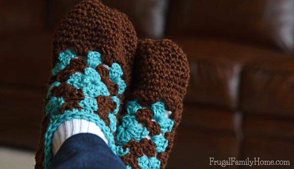 Know someone who could use a new pair of slippers for Christmas. This crochet pattern is quite easy to make and so cute too. Make a few to give away for the holidays. 