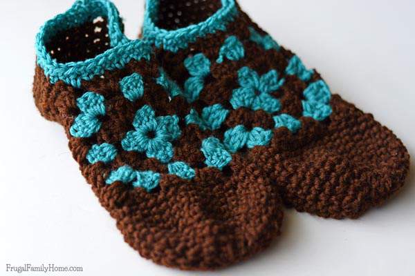 Know someone who could use a new pair of slippers for Christmas. This crochet pattern is quite easy to make and so cute too. Make a few to give away for the holidays.