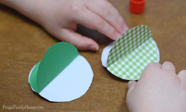 The kids and I had a ball making these paper ball ornaments. I made them when I was in school and now my kids got to make some too. Only three items are needed to make them. It’s a great project to keep the kids busy over Christmas break. 