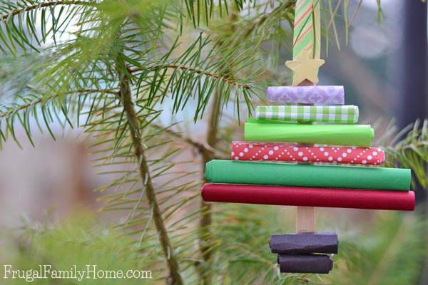 We made these cute rolled paper Christmas ornaments for our tree and they turned out so great. This is a great project to do with the kids and they also make a great holiday gift too. They would also be so cute on a gift to decorate them.