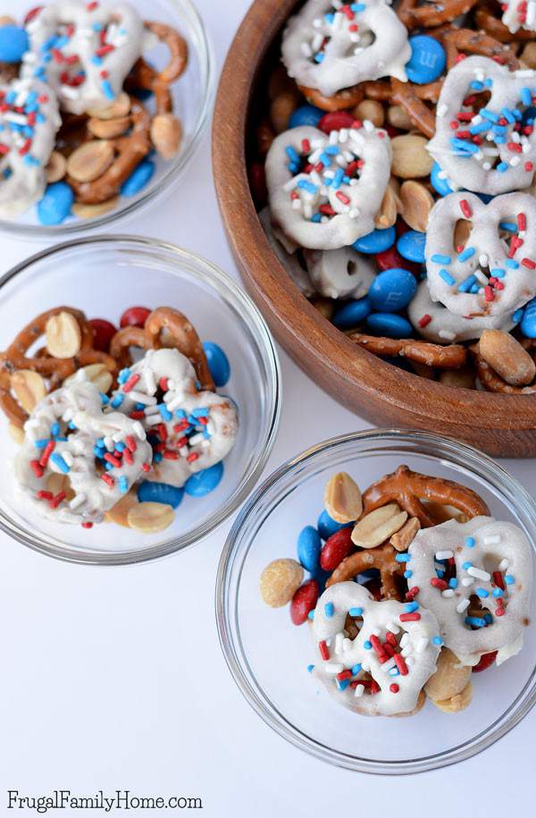 This is an easy to make patriotic pretzel snack mix. It’s perfect for your fourth of July celebration. It would be great to serve as a snack while waiting for the burgers to get done on the grill. Or for the kids to snack on it while you are waiting for the fireworks to begin. It’s so easy even the kids can help to make this recipe. 
