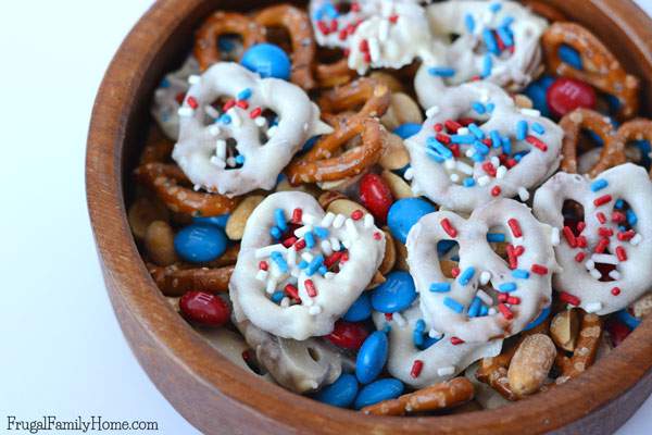 This is an easy to make patriotic pretzel snack mix. It’s perfect for your fourth of July celebration. It would be great to serve as a snack while waiting for the burgers to get done on the grill. Or for the kids to snack on it while you are waiting for the fireworks to begin. It’s so easy even the kids can help to make this recipe.