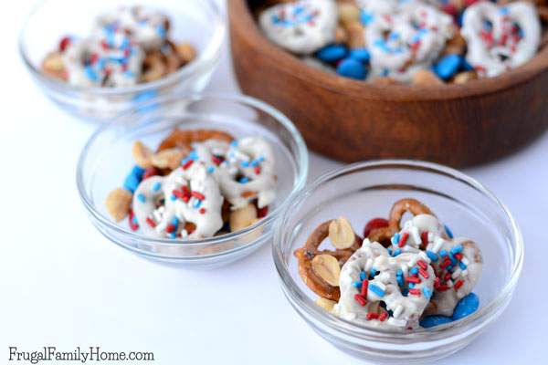 This is an easy to make patriotic pretzel snack mix. It’s perfect for your fourth of July celebration. It would be great to serve as a snack while waiting for the burgers to get done on the grill. Or for the kids to snack on it while you are waiting for the fireworks to begin. It’s so easy even the kids can help to make this recipe. 