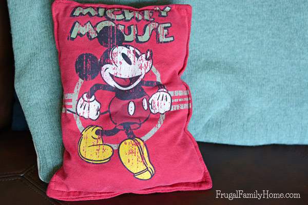 If you have a favorite t-shirt don’t throw it out recycle old t-shirts into colorful pillows instead. This is how to make a t-shirt pillow for yourself. It’s easy to do taking about 15 minutes from start to finish. I love to make these using my kid’s favorite t-shirts they’ve outgrown. But this craft idea is great for adult t-shirts too.