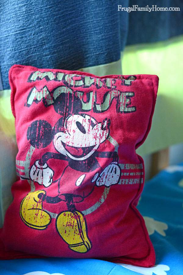 If you have a favorite t-shirt don’t throw it out recycle old t-shirts into colorful pillows instead. This is how to make a t-shirt pillow for yourself. It’s easy to do taking about 15 minutes from start to finish. I love to make these using my kid’s favorite t-shirts they’ve outgrown. But this craft idea is great for adult t-shirts too.