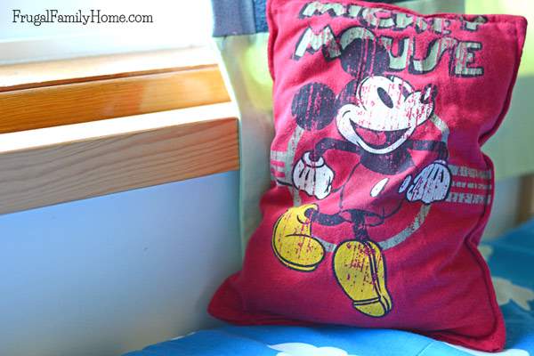 If you have a favorite t-shirt don’t throw it out recycle old t-shirts into colorful pillows instead. This is how to make a t-shirt pillow for yourself. It’s easy to do taking about 15 minutes from start to finish. I love to make these using my kid’s favorite t-shirts they’ve outgrown. But this craft idea is great for adult t-shirts too.