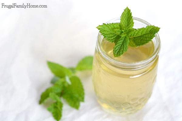 I love this mint simple syrup. It so easy to make and so versatile too. This simple syrup adds a little sweetness and a hint of mint flavor too. It has so many uses, add it to ice tea, mojitos, and it even makes water tastes better. It’s the perfect sweetener for summer drinks. Click through to see how to make this mint simple syrup to use in all kinds of drinks.