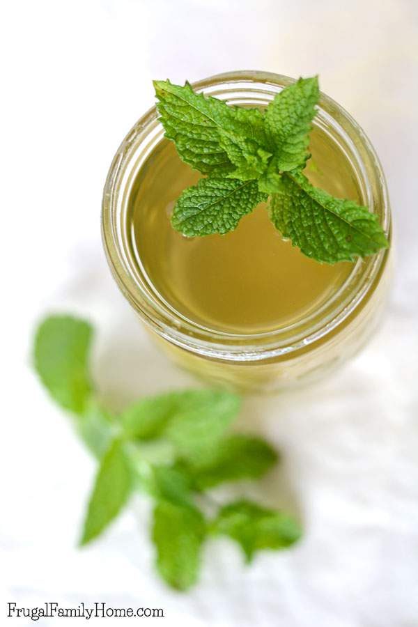 I love this mint simple syrup. It so easy to make and so versatile too. This simple syrup adds a little sweetness and a hint of mint flavor too. It has so many uses, add it to ice tea, mojitos, and it even makes water tastes better. It’s the perfect sweetener for summer drinks. Click through to see how to make this mint simple syrup to use in all kinds of drinks.