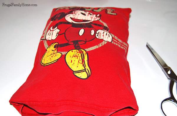 If you have a favorite t-shirt don’t throw it out recycle old t-shirts into colorful pillows instead. This is how to make a t-shirt pillow for yourself. It’s easy to do taking about 15 minutes from start to finish. I love to make these using my kid’s favorite t-shirts they’ve outgrown. But this craft idea is great for adult t-shirts too.