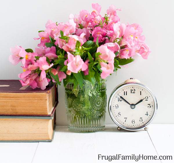 These 4 time management tips can help you stay focused on what is really important. I’ve made a change to my daily schedule with these tips and you can too. They can work both on tasks for moms and for work. Tip number one helped me the most.