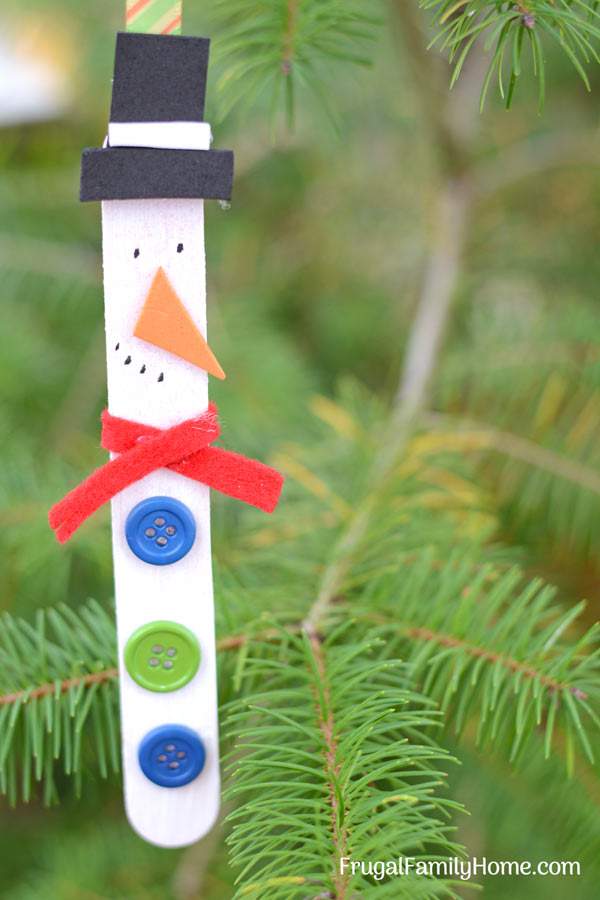 Homemade Snowman Ornaments for the kids to make. These cute DIY snowman Christmas ornaments are a great Christmas project for the kids to help with. Ours turned out great and they were so easy too.