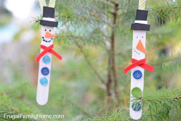 Homemade Snowman Ornaments for the kids to make. These cute DIY snowman ornaments are a great Christmas project for the kids to help with. Ours turned out great and they were so easy too.
