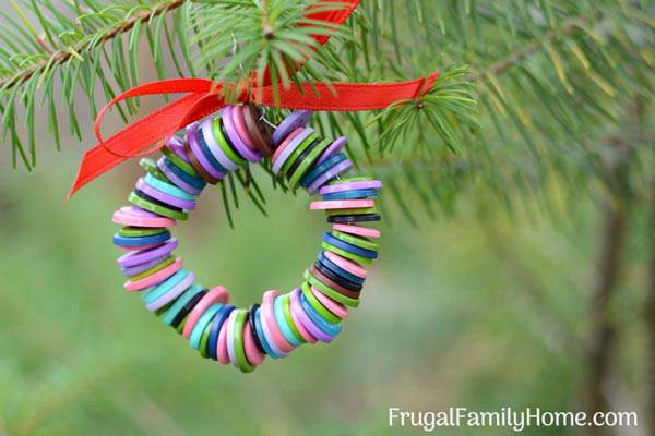 How to make ornaments for your Christmas tree. Try these cute button wreaths.