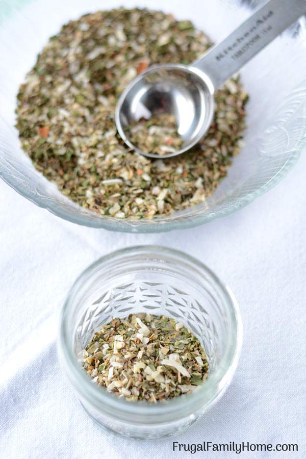 Homemade Pizza Seasoning Mix ~ This recipe is an easy DIY recipe for pizza seasoning mix. Its simple to make at home and really jazzes up the flavor of pizza.
