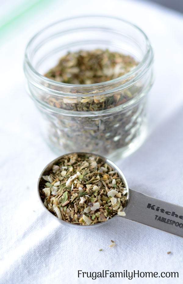 Homemade Pizza Seasoning Mix ~ This recipe is an easy DIY recipe for pizza seasoning mix. Its simple to make at home and really jazzes up the flavor of pizza.