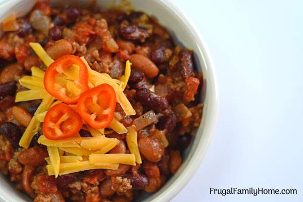 An easy skillet chili recipe that quick to prepare. It can be made with ground beef or make it vegetarian either way it’s a simple, easy and inexpensive meal.